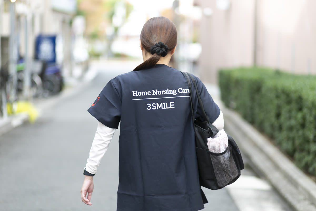 訪問看護に向かう3SMILEの看護師（3SMILEで撮影した写真）