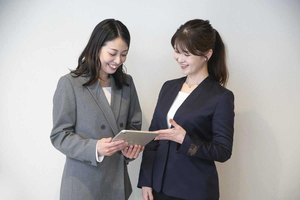 本社で打ち合わせをする事務職員（3SMILEで撮影した写真）