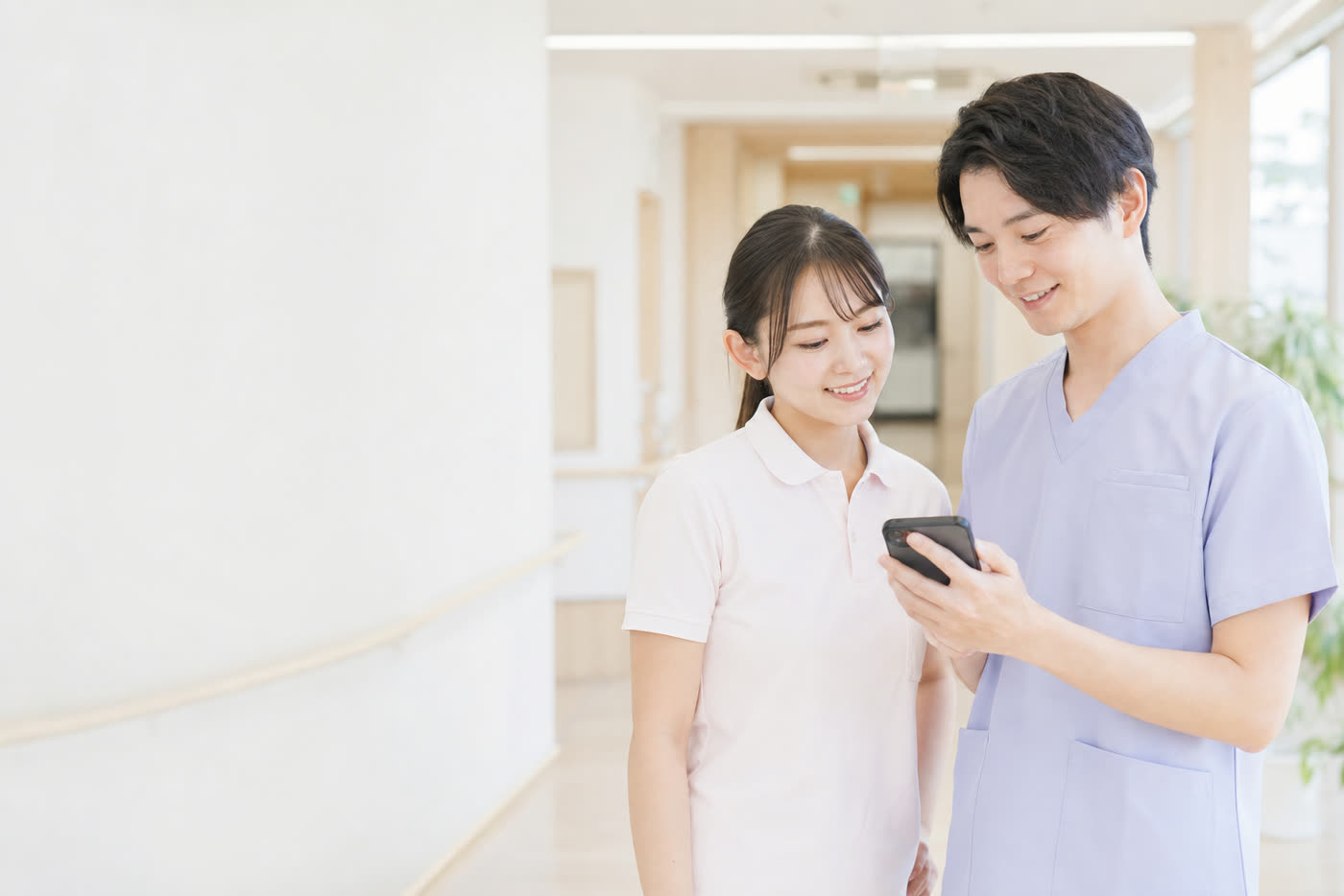 スマートフォンで職場アンケートに答える介護・看護の若手スタッフ