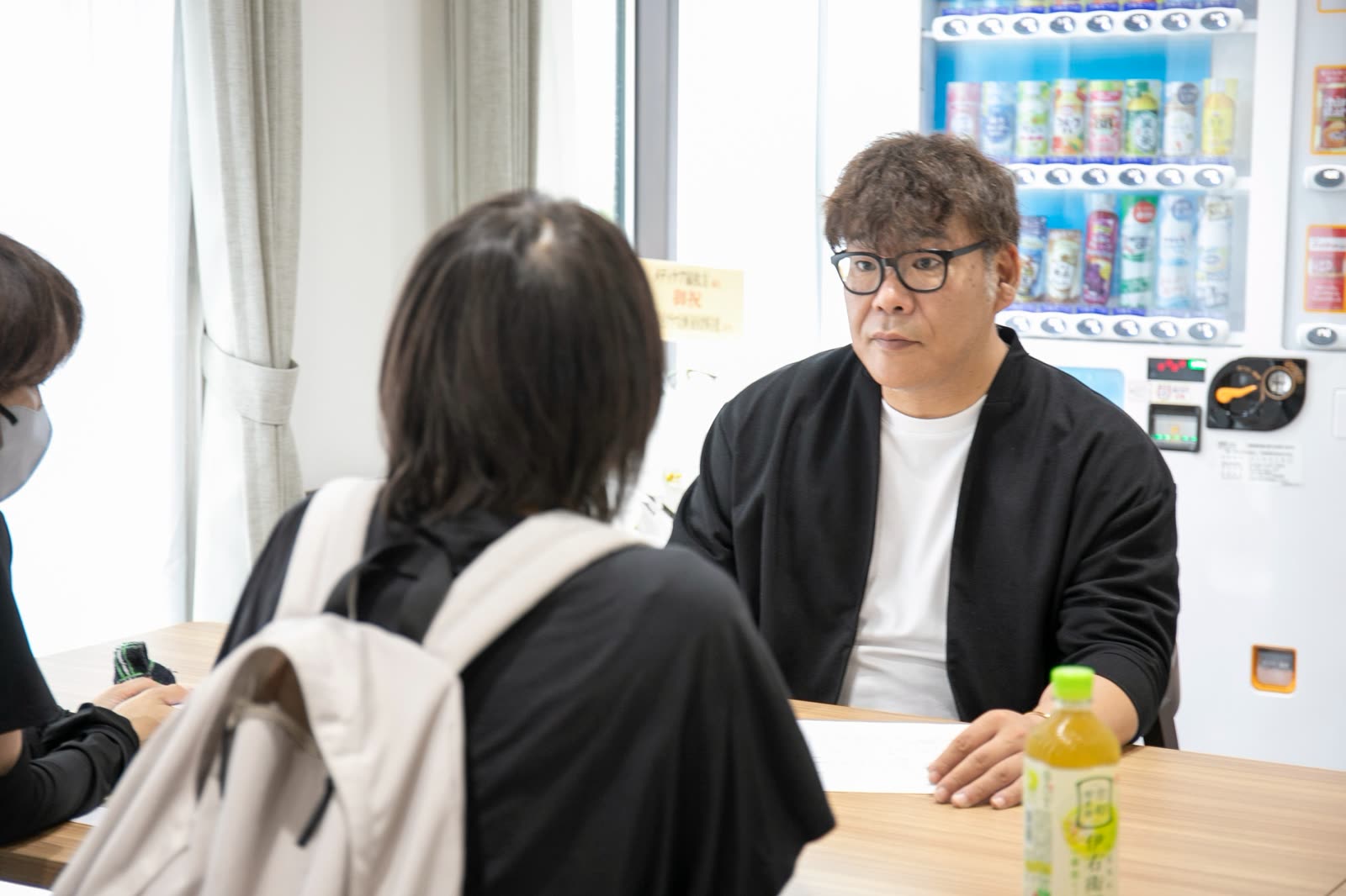 面談で話を聞く3SMILEのスタッフ
