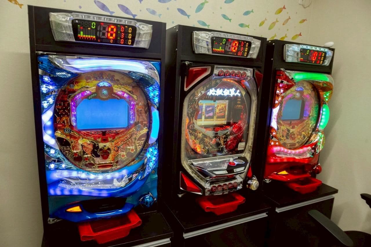 施設内に設置されたパチンコ台。入居者の楽しみのための遊技スペース