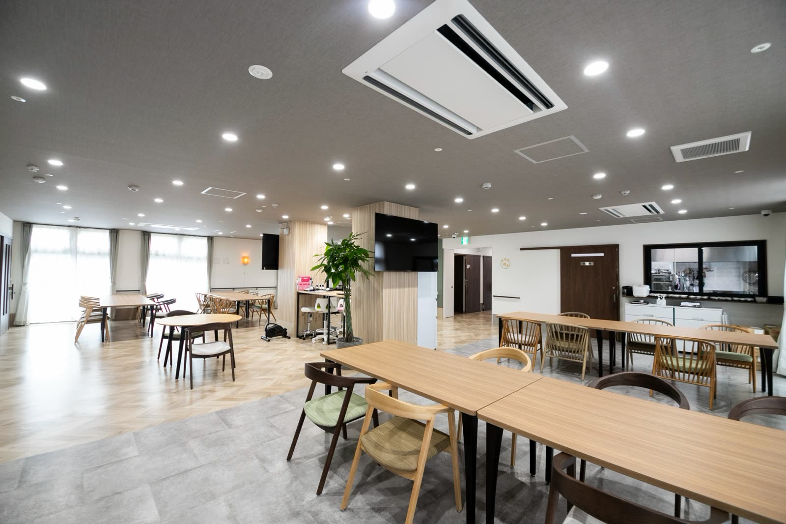3SMILEの施設の明るい食堂・共用スペース