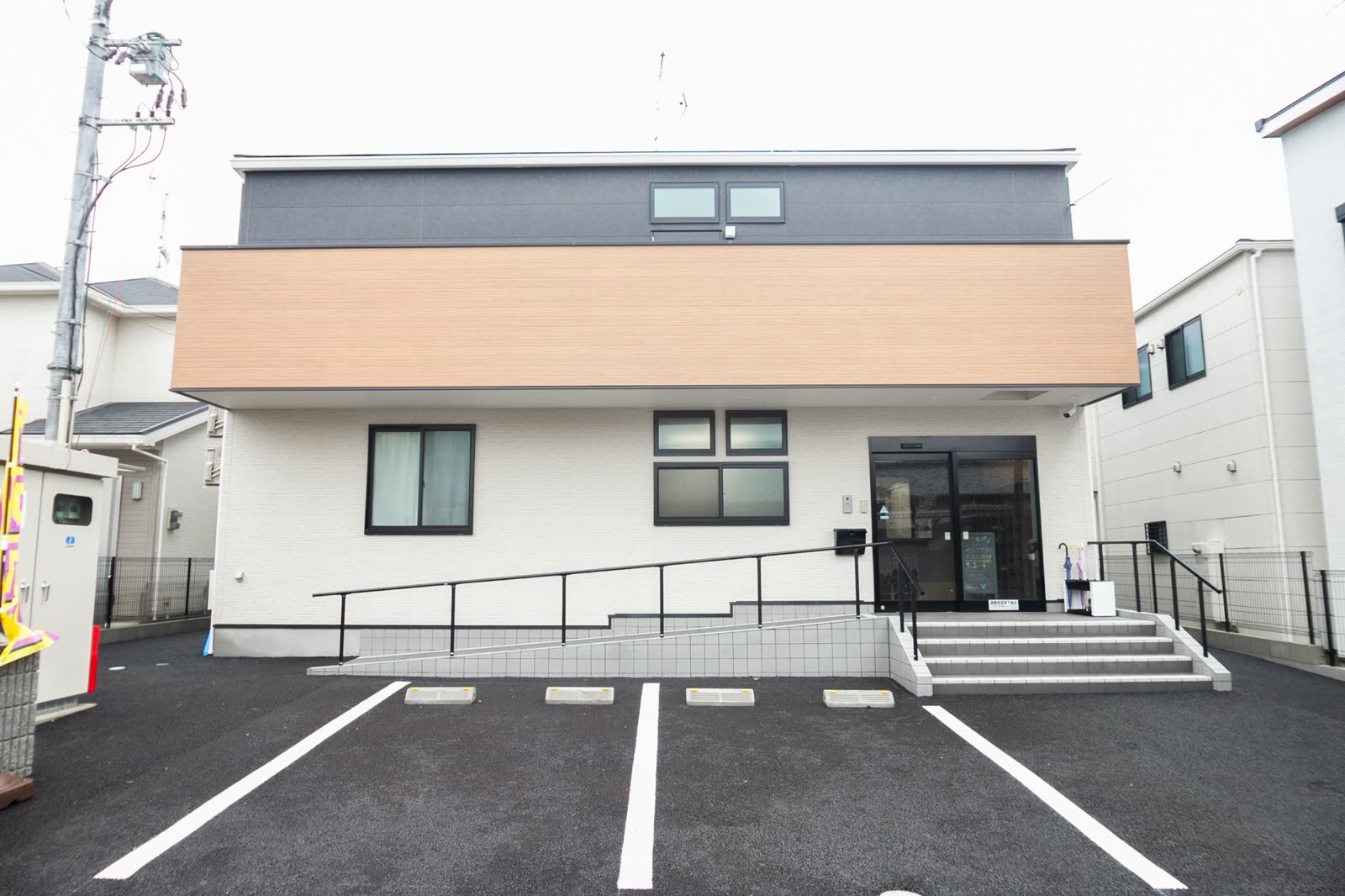 スロープと駐車場を備えた住宅型有料老人ホームの外観