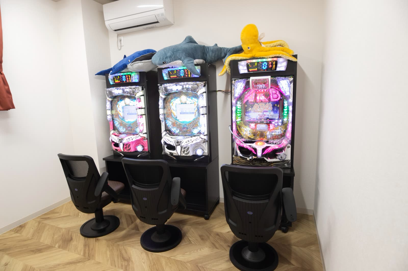 施設内に設置されたパチンコ台のレクリエーションルーム
