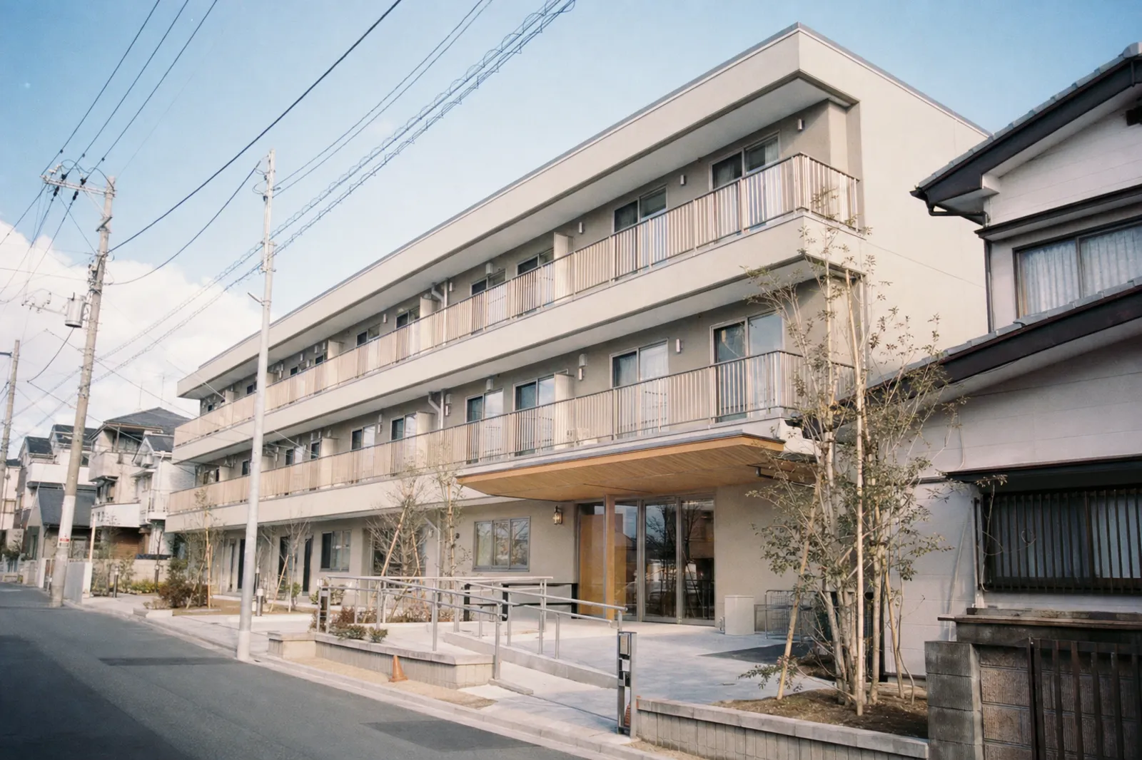 3階建ての施設の外観（AIで生成したイメージ。実際の建物ではありません）